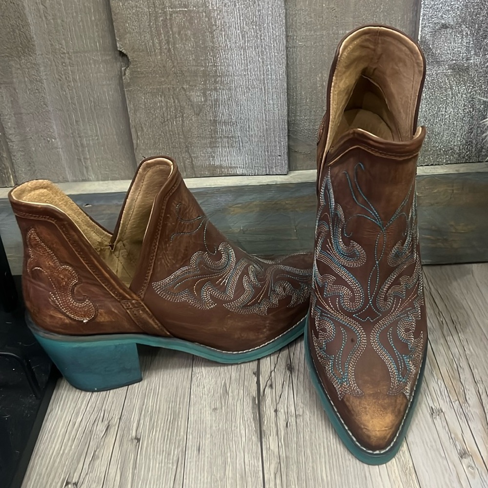 Cowgirl boots..circle G, worn once, like new inside & out